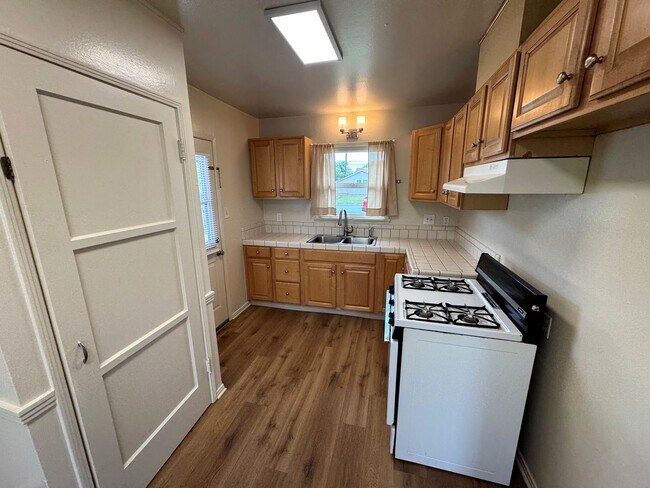 Building Photo - Quaint Midtown Home with New Wood Flooring & Large Yard!!