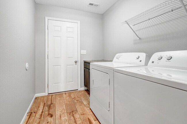 Building Photo - Summerland Twinhomes