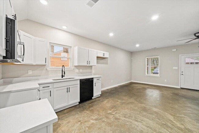 Building Photo - 2845 Yale Ave