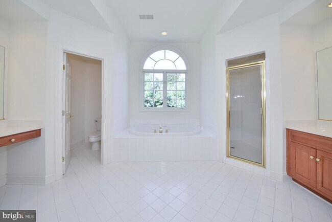 Building Photo - 855 Charwhit Ct