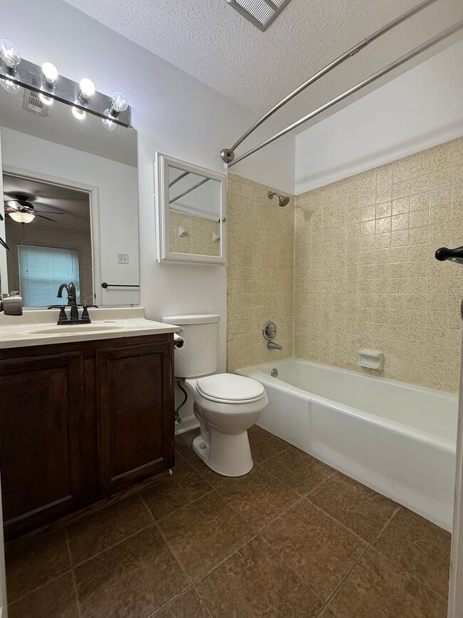 Building Photo - Now Available – Fully Remodeled 3 Bed / 2 ...