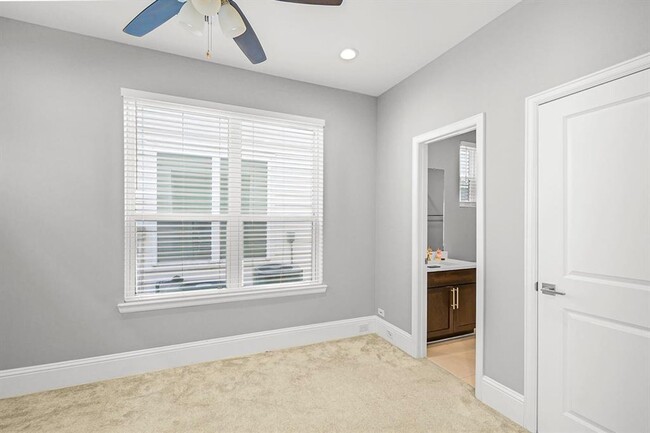 Building Photo - 411 N Nagle St