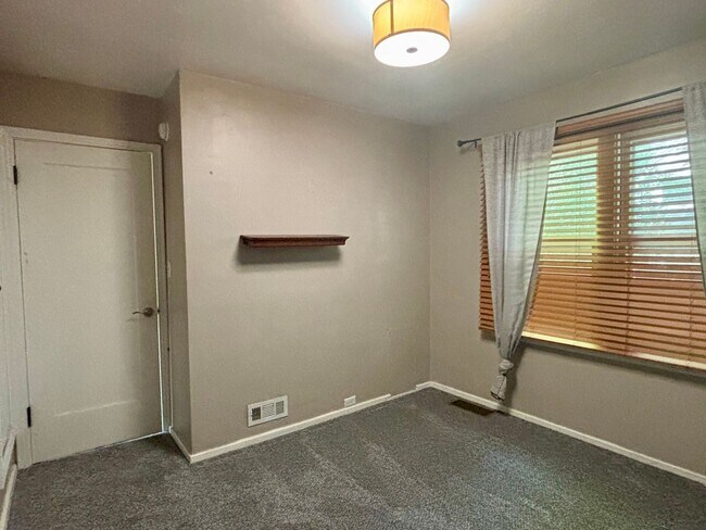 Building Photo - 3 bedroom 2 bath home centrally located!