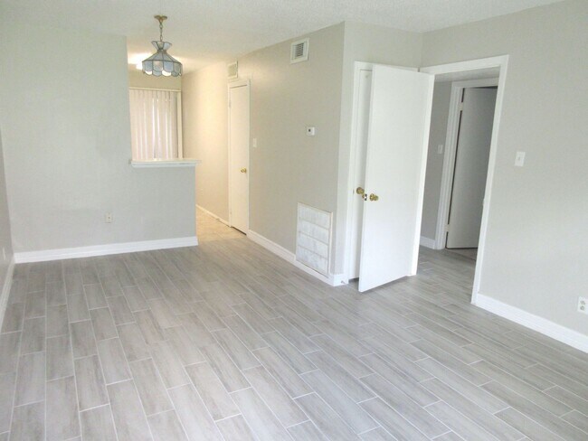Building Photo - SPRING BRANCH CONDO WITH ALL BILLS PAID!