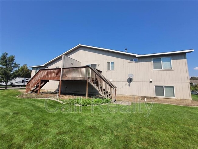 Building Photo - 13626 E Riverside Ave