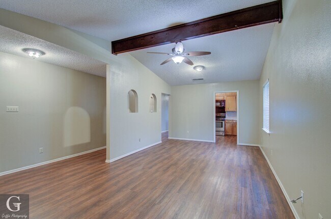 Building Photo - 4 bedroom 2 bathroom
