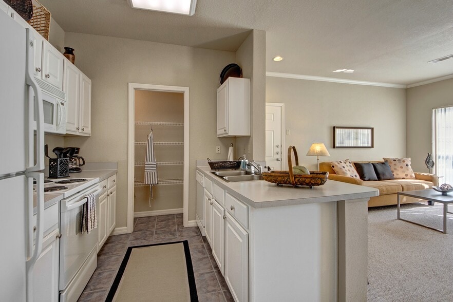 Lincoln Villas on Memorial Kitchen - Lincoln Villas on Memorial