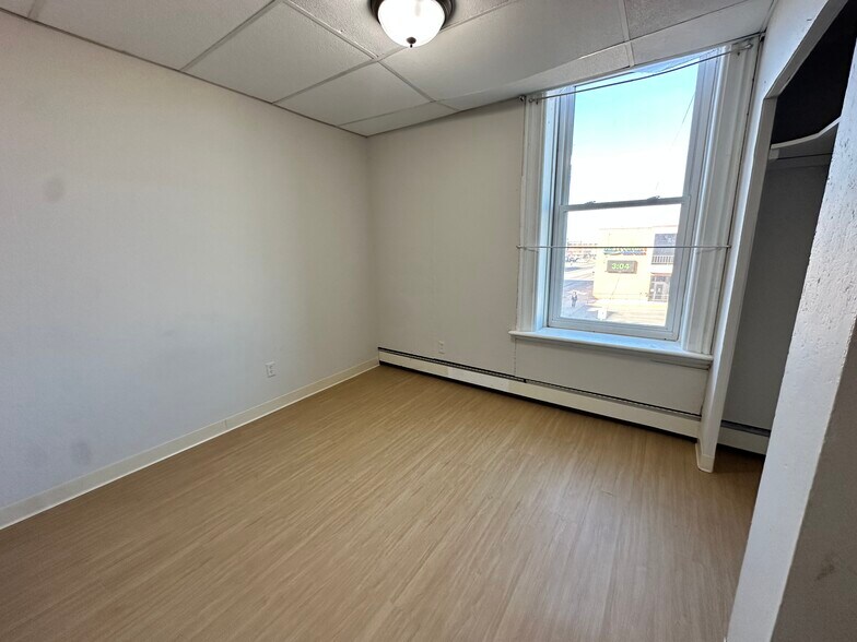 Building Photo - 516 Broadway St S