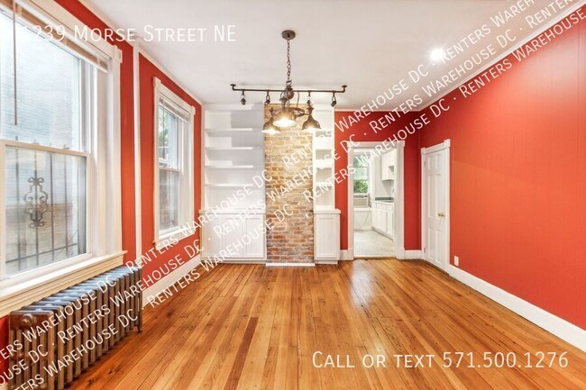 Building Photo - Charming 2-level 3Bd/1.5Bth TH W/Parking! ...