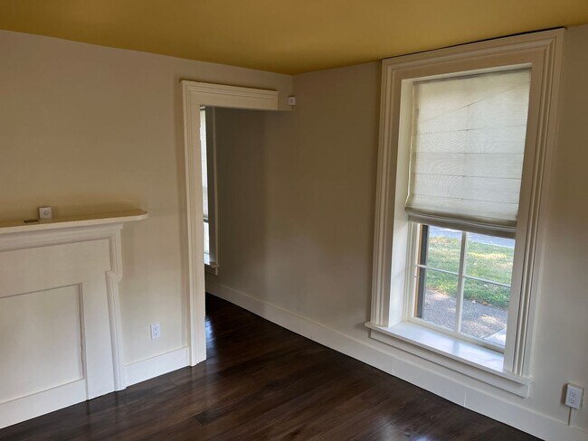 Building Photo - 918 Van Buren St