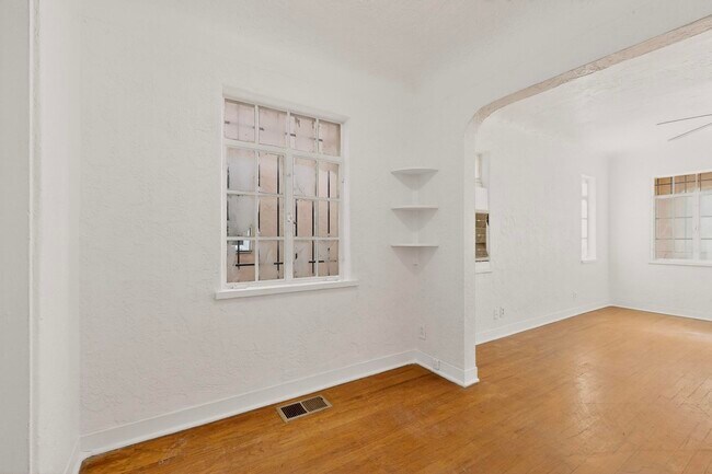 Building Photo - 116 Columbia Dr SE