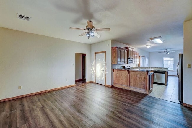 Building Photo - 608 Shady Oak