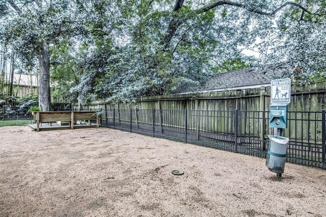 Building Photo - 5001 Lamonte Ln