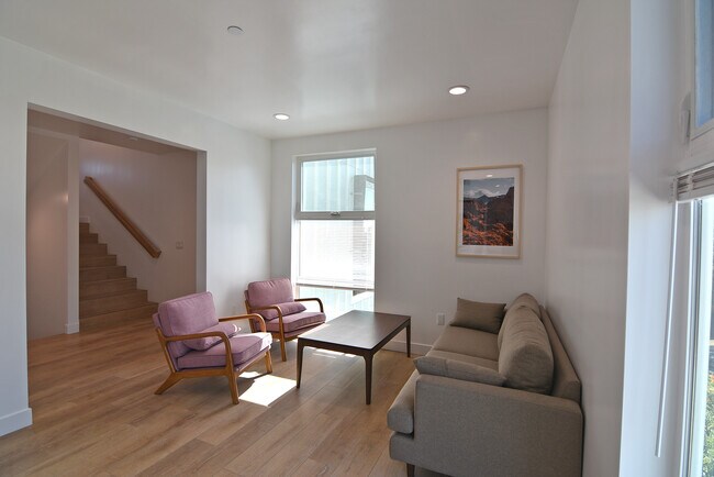 Building Photo - 2533 S Curson Ave