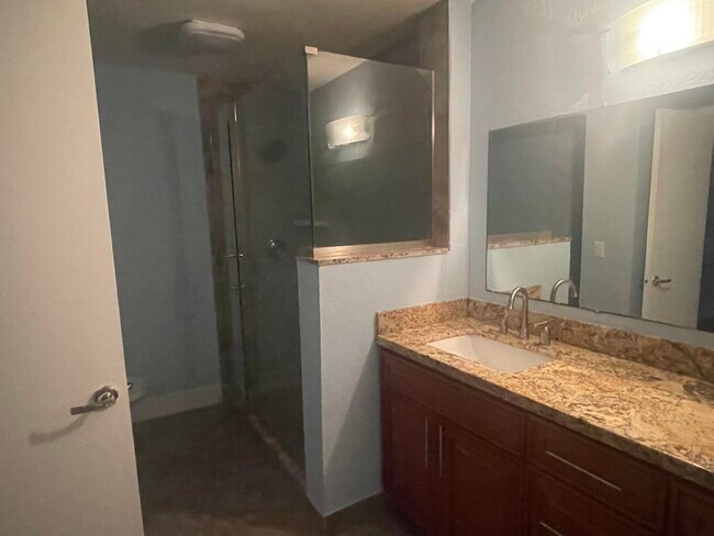 Building Photo - 6667 Racquet Club Dr