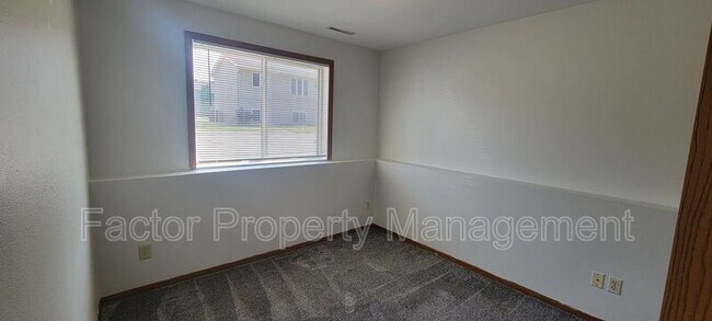 Building Photo - 160 Balcerzak Dr