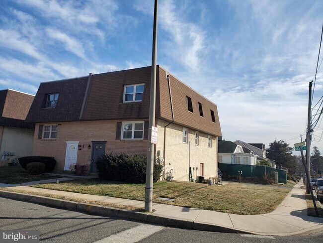 Building Photo - 2418 David Dr
