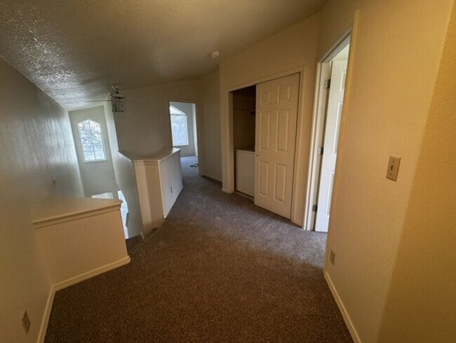 Building Photo - 1725 SW Knoll Ave