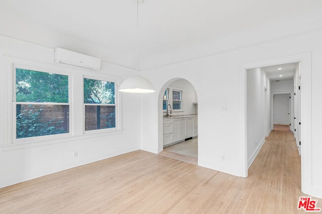 Building Photo - 854 Hyperion Ave