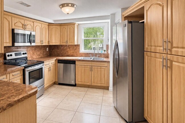 Building Photo - 6713 SW 112th Ct