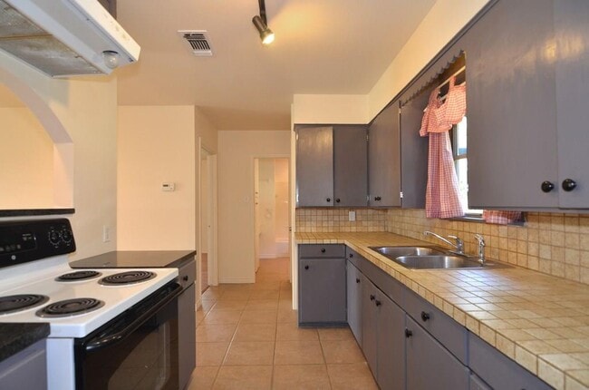 Building Photo - 182 Patten Dr