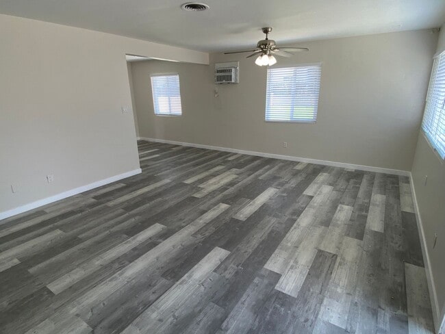 Building Photo - Amazing Home Large Lot