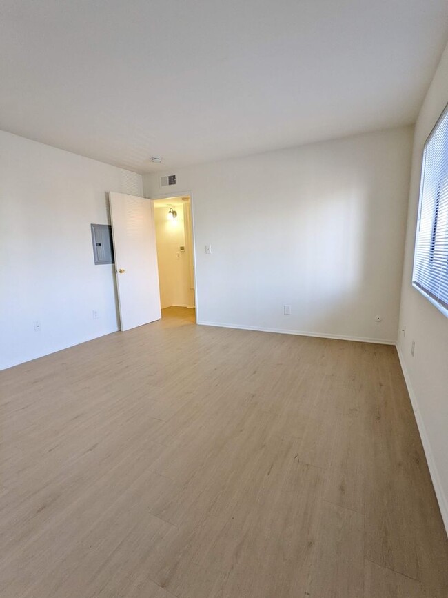 Building Photo - Spacious modern and renovated One Bedroom ...