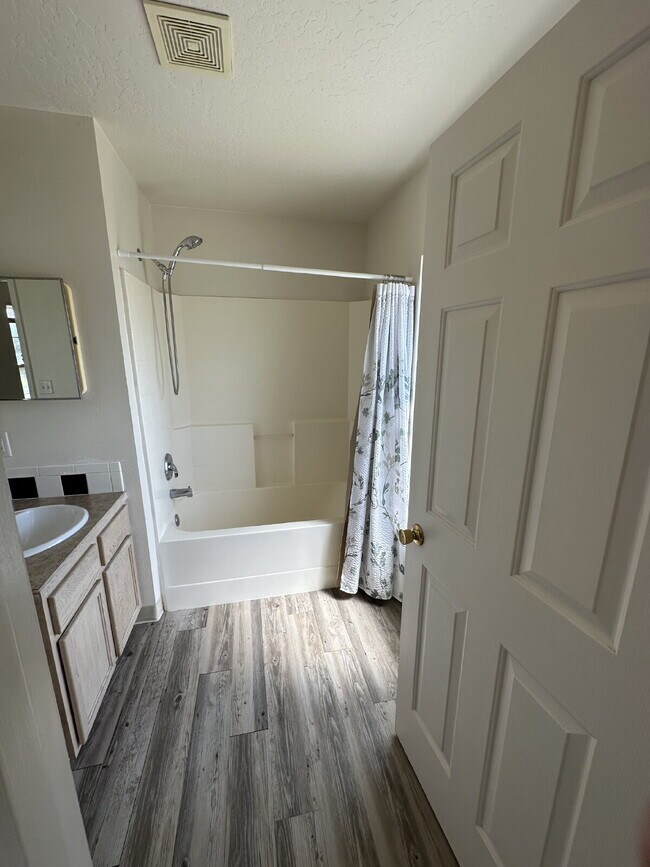 Building Photo - Upper Level 2 Bedroom 1 Bath Apartment