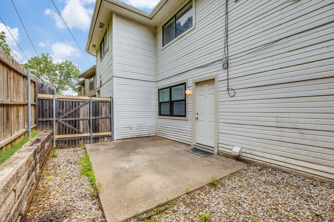 Building Photo - 610 Starlinda Ct