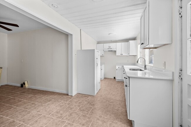 Building Photo - Charming 4 Bedroom 2 Bathroom Home