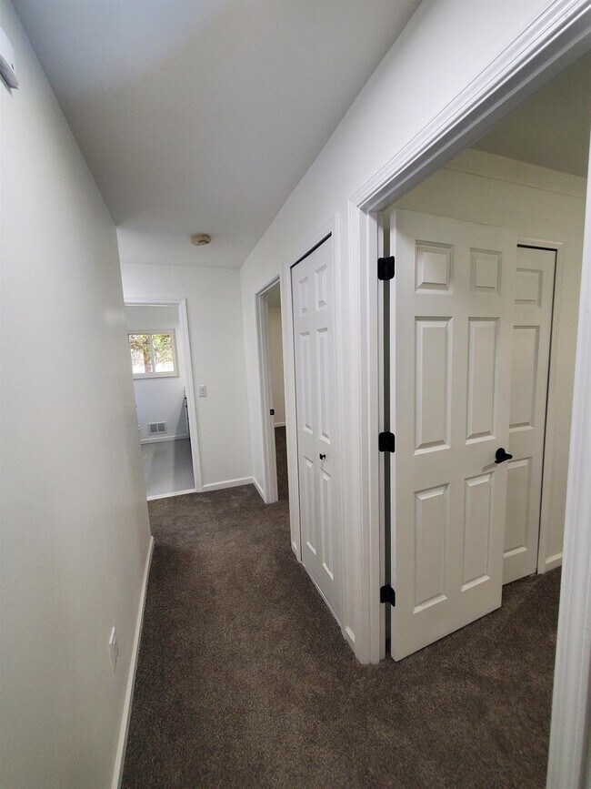 Building Photo - 3 Bedroom, 2 Bathroom Ranch, Updated Throughout, Granite, Stainless, 2 Beautiful Full Baths, Upda...