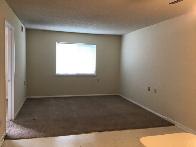 Building Photo - 2 Bedroom Condo in Eagles Landing!