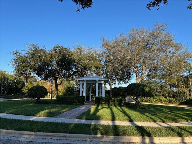 Building Photo - 184 W Bay Cedar Cir