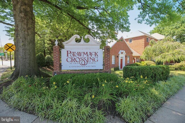 Building Photo - 1812 W Abingdon Dr