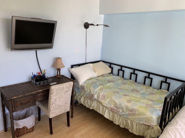 Guest - 2575 Kuhio Ave