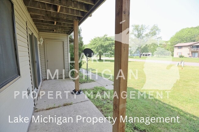 Building Photo - 15528 Clovernook Dr