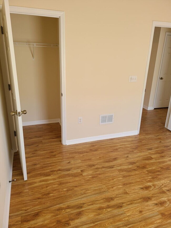 Building Photo - Spacious 3br 2.5ba Townhome in North Saint Petersburg