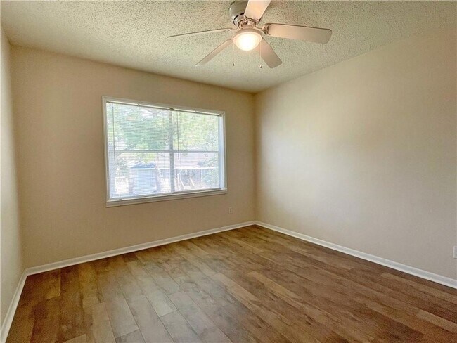 Building Photo - 109 Silverwood Dr