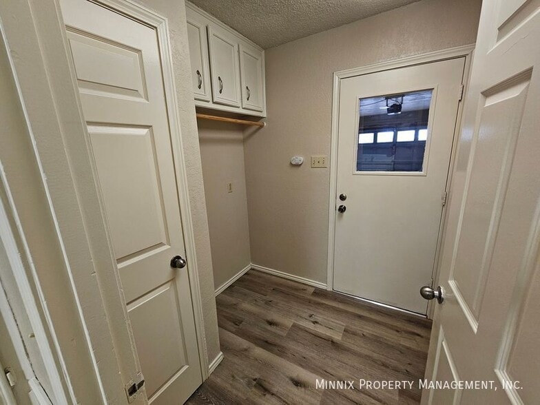 Building Photo - 6906 Elmwood Ave