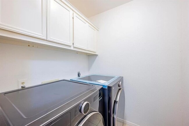 Building Photo - 6616 Mesa Hollow Dr