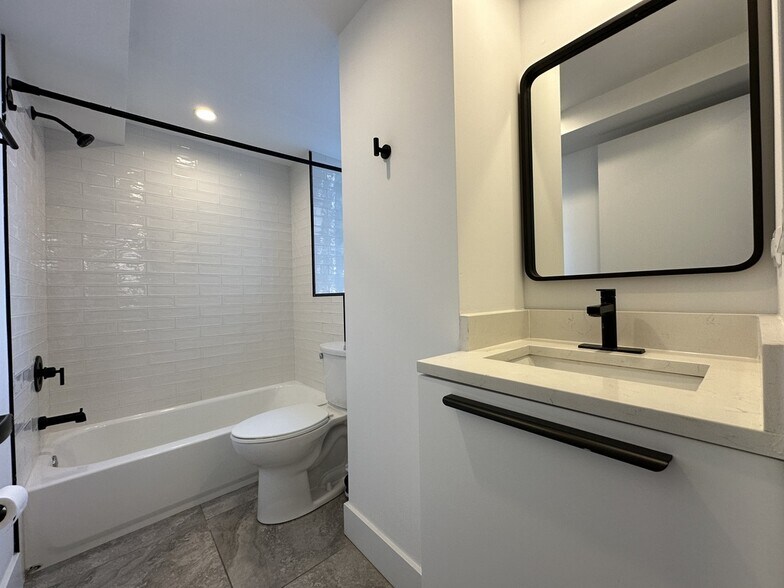 Building Photo - 941 W Carmen Ave