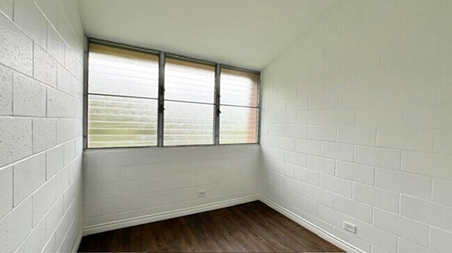 Building Photo - AVAILABLE NOW! Spacious 3-Bedroom, 2-Bath Corner-end Split-level Unit in Kaneohe with 1 Assigned ...