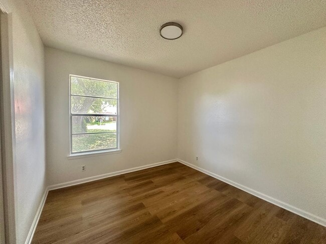 Building Photo - AVAILABLE NOW!