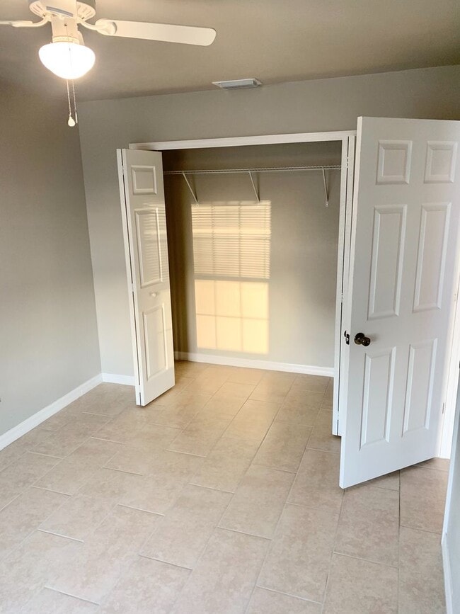 Building Photo - Like New DUPLEX 3 bedroom, 2 bath, 1 car g...