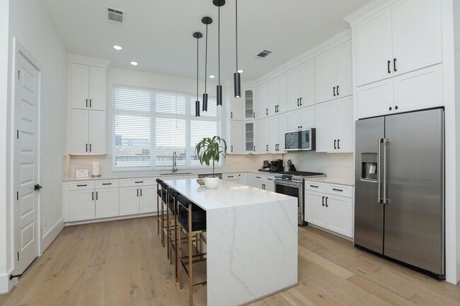 Building Photo - 5704 Fairdale Ln