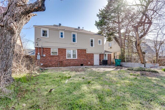 Building Photo - 2421 NW 18th St