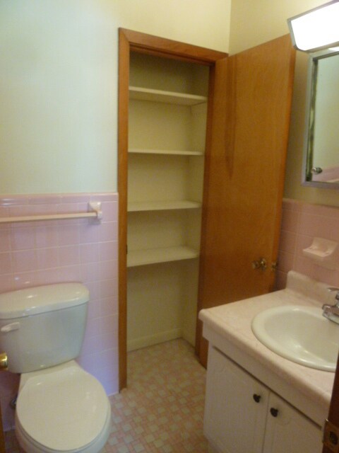 Building Photo - Walk to Campus! Incredible location, amazi...