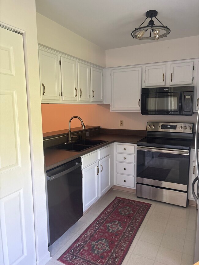 Building Photo - 8976 Woodbridge Dr