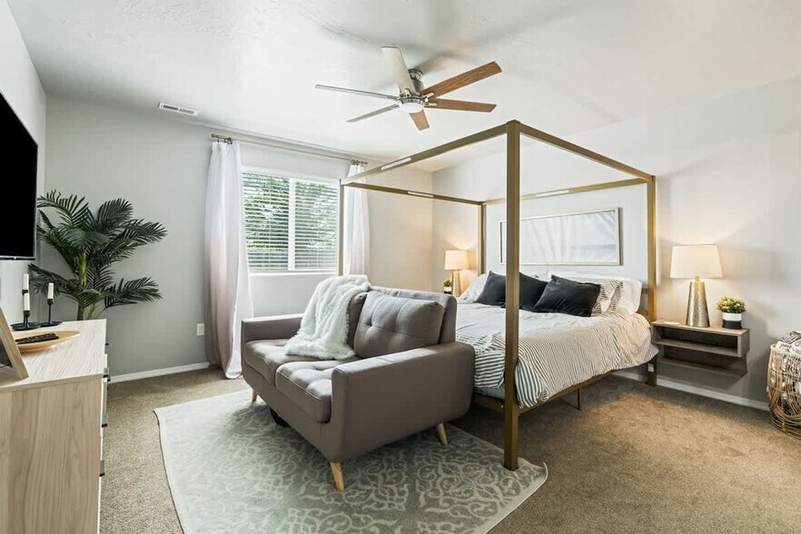 Building Photo - 10569 Cool Springs St