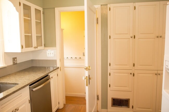Building Photo - Beautiful Home Near Franklin Park
